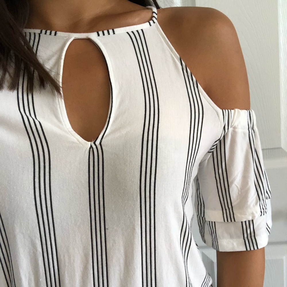 AMERICAN EAGLE SOFT AND SEXT COLD SHOULDER SHIRT